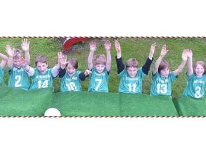 TUS Petersfehn - Haben Angst, von ihrem alten Rasen gefressen zu werden: die Nachwuchsfu&szlig;baller des TuS Petersfehn BILD: TUS PETERSFEHN