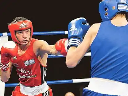 Denis Makarov (links) schl&auml;gt mit der Linken in Richtung seines Gegners. Der Velberter z&auml;hlt in der Oldenburger Arena zu den Favoriten im Bantamgewicht.