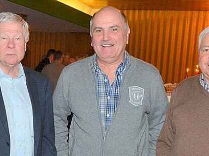 Gro&szlig;e Fans des Ehemaligentreffens: Dr. J&ouml;rg Binnewies, Organisator Reinhard Sievers, Wolfgang Schmidt (von links)