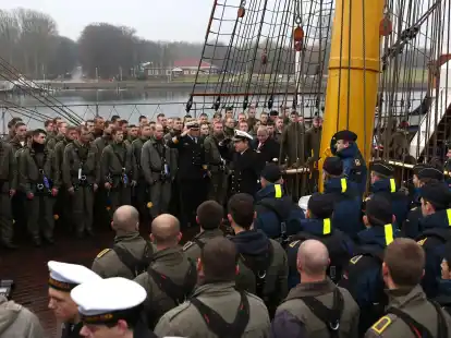 Helge Risch (Mitte links), Kommandant des Segelschulschiff &bdquo;Gorch Fock&ldquo;, gr&uuml;&szlig;t  an Bord  den Admiral Thomas Ernst (Mitte), Kommandeur der Marineschule M&uuml;rwik, und Schleswig-Holsteins Landtagspr&auml;sident Klaus Schlie (Mitte rechts).