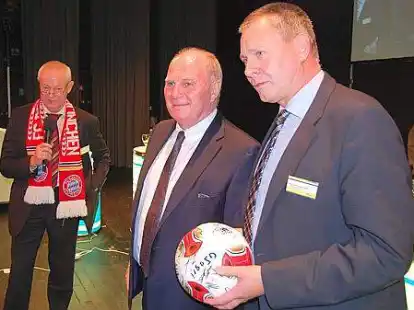 Der Garreler Unternehmer Reinhard Voßmann (rechts) ersteigerte für 3000 Euro einen Ball mit allen Unterschriften der Bayern. GS-Agri-Geschäftsführer Heinz Neesen (links) leitete die Versteigerung.