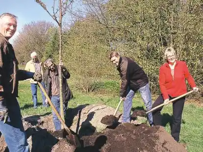 Die B&uuml;rgermeisterin (rechts) hatte eine Vogelkirsche mitgebracht.