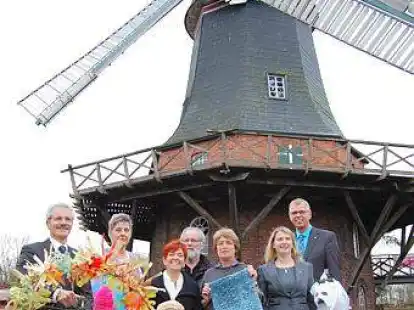 Freude unter M&uuml;hlenfl&uuml;geln: (von links) Harald Lesch, Anke Eymers, B&auml;rbel Logemann, Hans  Meinen, Cornelia Iber-Rebentisch, Mareike Koch-Gerdes und Henning Oetjen