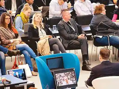 Julian Assange spricht, per Internet-Telefon zugeschaltet,  mit dem Journalisten Richard Gutjahr.