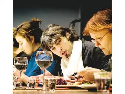 Kulinarische Performance: &bdquo;Bon Appetit&ldquo; von Ilay den Boer. Die Inszenierung war tats&auml;chlich ein besonderer Leckerbissen des &bdquo;Go West&ldquo;- Festivals.