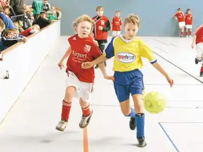 Kampf um den Ball: Die E-Jugend des FC Huntlosen (rote Trikots) unterlag GW Kleinenkneten beim Hunte-Hallencup mit 0:3