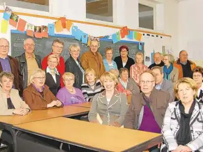 45 Jahre nach der Entlassung aus der damaligen Volksschule an der Feldbreite dr&uuml;ckten die &bdquo;Ehemaligen&ldquo; dort noch h einmal die Schulbank.