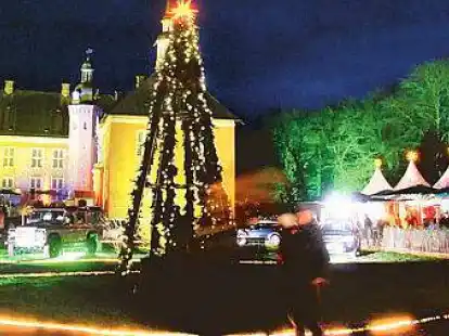 Barockes Schloss im Weihnachtsglanz: Die Lichtinstallationen von Schloss, Remisen und Park zaubern bei tausenden Besuchern von &bdquo;Weihnachten auf Schloss G&ouml;dens&ldquo; Weihnachtsstimmung herbei.