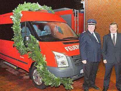 B&uuml;rgermeister Ludger M&ouml;ller (rechts) &uuml;bergab das Fahrzeug an Ortsbrandmeister Bernd Kettermann.