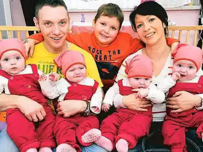Gl&uuml;ck zu siebt: Die Eltern  Janett und Marcus Mehnert  mit ihren elf Monate alten T&ouml;chtern Kim, Laura, Jasmin und Sophie sowie dem sechsj&auml;hrigen   Lucas