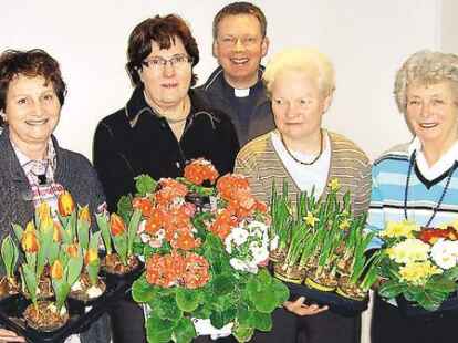 Die Vorsitzenden des Katholischen Frauenbundes in St. Andreas, St. Augustinus, St. Bernhard und St. Josef haben eine Blumenverkaufs-Aktion ins Leben gerufen. Gemeinsam wollen (von links) Margret Hagen (St. Bernhard), Paula Wienken (St. Augustinus), Agnes Hummert (St. Andreas) und Annegret Pille (St. Josef) daf&uuml;r sorgen, dass die Einrichtungen der Jugendarbeit, die die Salesianer Don Boscos in Haiti unterhalten haben, wieder aufgebaut werden. Unterst&uuml;tzt werden sie von Pfarrer Hartmut Niehues.