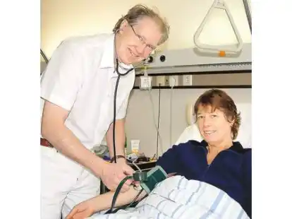 Kann schon wieder lachen: Postzustellerin Monika Fuhrken (Edewecht) st&uuml;rzte bei der Arbeit. Sie erlitt eine schwere Gehirnersch&uuml;tterung. Dr. Ralf Weise behandelte sie.