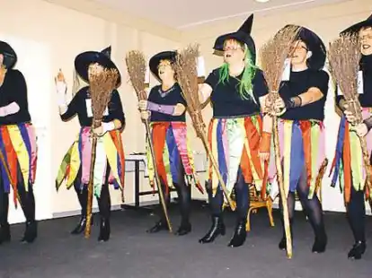 Simsalabim: Als Hexen trieben die Kfd-Frauen im Dorfgemeinschaftshaus Altenoythe ihr Unwesen.