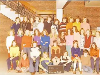 Schicke Mode 1974: Damals entstand das Bild der Klasse von Lehrerin Annemarie Merten (rechts) an der Hauptschule Fl&ouml;tenteich. Ein Jahr sp&auml;ter ging man auseinander. Nun ist ein Wiedersehen in Vorbereitung.