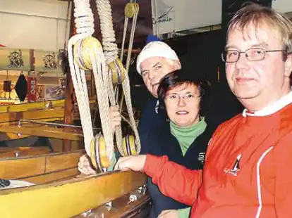 J&uuml;rgen Schmidt, Sigrid Drebing (Sail-, Propeller- und Wellenbau) und Nils Rammin (von links) vor dem 43 Jahre alten Zeesenboot &bdquo;Herta&ldquo;