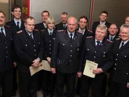 Bilanz zog die Freiwillige Feuerwehr D&uuml;ngstrup bei Wildeshausen. Ortsbrandmeister Kurt Hagelmann berichtete von 297 Einsatzstunden im Jahr 2009. Bilder: Stefan Idel