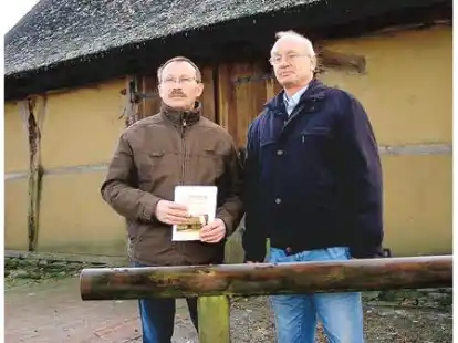 Vorsitzender Josef Trenkamp (links) und sein Stellvertreter G&uuml;nter Geuter vor der restaurierten Fachwerkscheune. Sie freuen sich auf die Jubil&auml;umsfeier.
