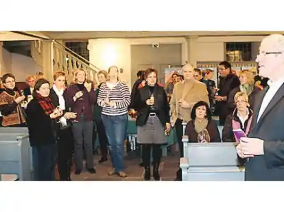 Pastor Werner Richter (rechts) dankt den Mitarbeitenden f&uuml;r ihr Engagement in der Kirchengemeinde.