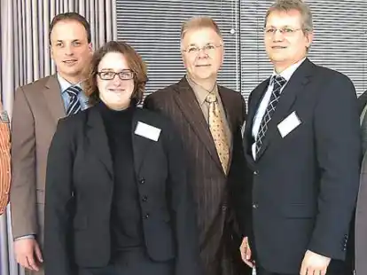 Ulrike Meyer (3. von links), von der Wirtschaftsf&ouml;rderung beim Kreis Vechta, freute sich mit den Referenten J&uuml;rgen Groothoff, Dr. Daniel Kipp, Dr.-Ing. Jan Uwe Lieback, Dr.-Ing. J&ouml;rg Meyer und Daniel Sager (von links) &uuml;ber die gute Resonanz des Forums.