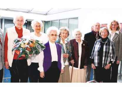 Feierliche &Uuml;bergabe: (von links) Klaus Kayser (GSG), Ursula Hohlweg, Grete Deutsch, Liesbeth Selaff, Elfriede Braun, Elfriede Langer, Gerhard Stoffers, Eva-Maria Stoffers, Birgit Sch&uuml;tte und Rainer Zietlow (beide GSG) trafen sich am Donnerstag.