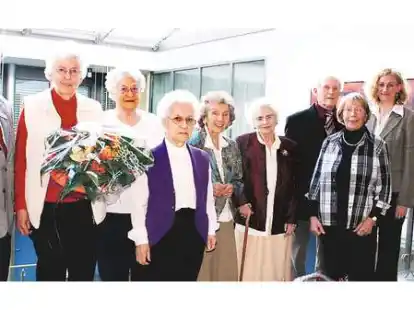 Feierliche &Uuml;bergabe: (von links) Klaus Kayser (GSG), Ursula Hohlweg, Grete Deutsch, Liesbeth Selaff, Elfriede Braun, Elfriede Langer, Gerhard Stoffers, Eva-Maria Stoffers, Birgit Sch&uuml;tte und Rainer Zietlow (beide GSG) trafen sich am Donnerstag.