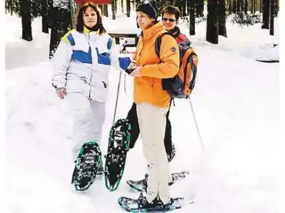 Zeigt her eure F&uuml;&szlig;e: Das Wandern auf den schaufelf&ouml;rmigen Schneeschuhen macht auch Anf&auml;ngern Spa&szlig;.