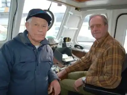 Rolf Jacobs (links) und Detlef Schlichting fahren gemeinsam den Schlepper Rysum. Die Braker wollen den Kanal wieder schiffbar machen. Bilder: Thomas B&uuml;cher/Jennifer Wray