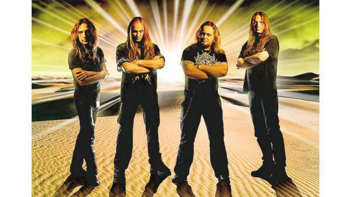 Klassischer Dampfhammer schmiedet in der Metall-Fabrik