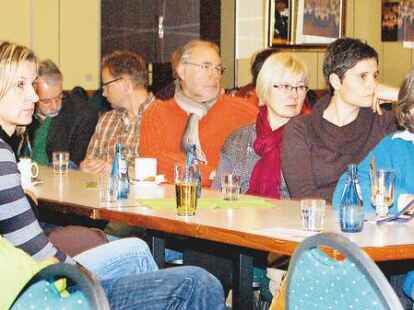 Gespannt lauschten die Zuh&ouml;rer im Tivoli den Ausf&uuml;hrungen der Experten auf dem Podium zur Zukunft der Vareler Grundschulen.