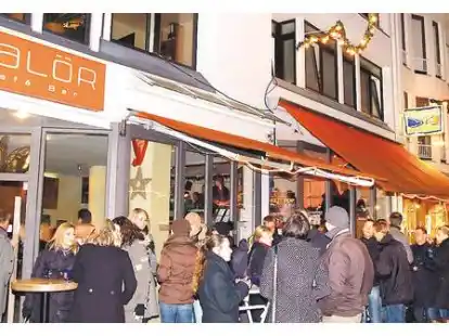 Wiedersehenstreffen: Den Abend vor dem 24. Dezember nutzten auch in diesem Jahr wieder zahlreiche Kurzzeit-Heimkehrer nach Oldenburg, um an der Ecke Mottenstra&szlig;e/Kurwickstra&szlig;e in Erinnerungen zu schwelgen.