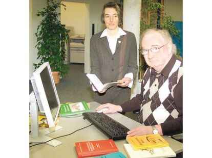 Begleiten als Autoren die Friesoyther -Redaktion im plattdeutschen Jahr: Dr. Jutta Engbers aus Friesoythe und Franz Schwalm aus B&ouml;sel.