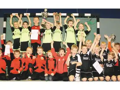 Die Gelben jubeln am lautesten: Im Jahrgang 2001 siegte der TV Munderloh vor dem TV Tungeln (unten rechts). Die Kicker des VfL Wildeshausen (unten links) feierten ihren dritten Platz.