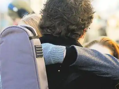 Vom Tod ihrer Lehrerin betroffene Sch&uuml;ler des Gymnasiums Osterholz-Scharmbeck umarmen sich am Montag  nach der schulinternen Trauerfeier.