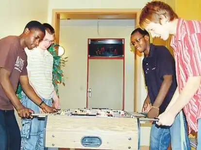 In der Heimstatt Clemens August begleiten die Kenianer Sydney Odhiambo (links) und Ivan Kibet (rechts, hinten) Jugendliche in ihrer Freizeit.