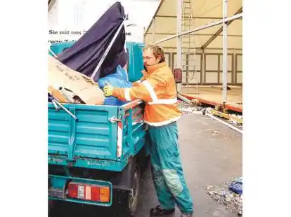 Andreas Hedden, Mitarbeiter des Bauhofs Zetel, hat mit seinen Kollegen auf dem Marktgel&auml;nde viel zu tun.