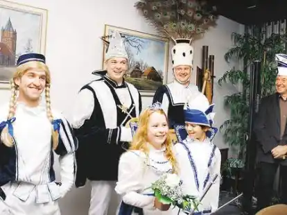 Gut gelaunt pr&auml;sentierten sich Dreigestirn und Kinderprinzenpaar beim Sturm aufs Rathaus (von links): Jungfrau (Sascha Bernitt), Prinz (Henning Thien) und Bauer (Tim Lenger) sowie (vorn) Kinderprinzessin Amy I. und Kinderprinz Matz I. B&uuml;rgermeister Helmut V&ouml;lkers &uuml;bergab mit dem &bdquo;Rathausschl&uuml;ssel&ldquo; die Amtsgewalt an die Wiefelsteder Narren.