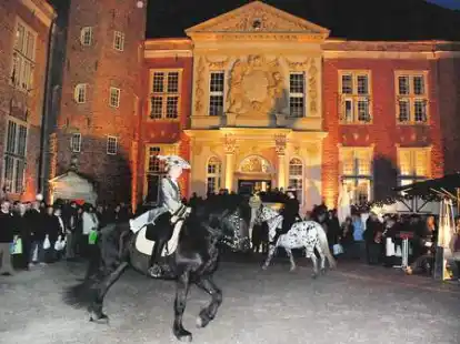 Majest&auml;tische Pferde und historische Kost&uuml;me: Die Barockreiter ziehen bei Weihnachten auf Schloss G&ouml;dens mehrmals am Tag die Blicke auf sich.