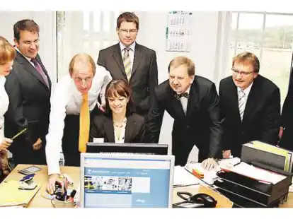 Setzen sich f&uuml;r schnelle Verbindungen ein: (von links): Nadja Drobotova (Fa. Zumbr&auml;gel), Frank W&ouml;lbern (EWE), Hubert Zumbr&auml;gel, Ludwig Kohnen (EWE), Dr. Wolfgang Wiese, J&ouml;rg Kalvelage und Mitarbeiterinnen.