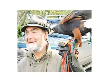 Falkner gingen im Wangerland mit ihren Greifv&ouml;geln auf die Jagd.