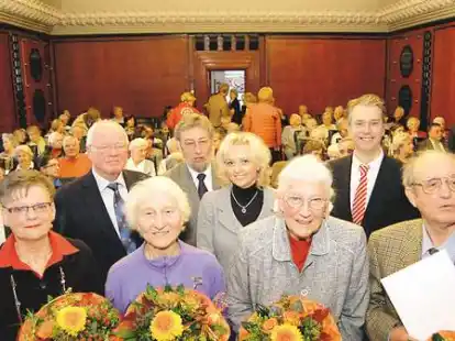 Die Preistr&auml;ger 2009 (im Vordergrund, v.l.) Renate L&ouml;ding, Hilda Zschippang, Helene Klonecki und Harro Garms gemeinsam mit (im Hintergrund, v.l.) Rolf Gellermann und Hermann R&ouml;ben vom Seniorenbeirats-Vorstand, Staatssekret&auml;rin Dr. Christine Hawighorst und Oberb&uuml;rgermeister Patrick de La Lanne.