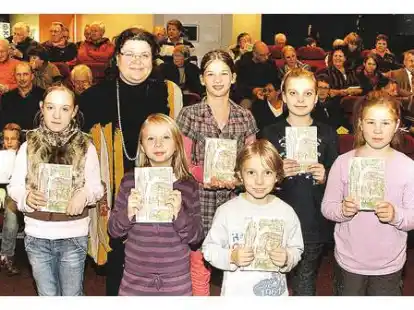 Stolz auf die Nachwuchs-Autoren ist Gerburg Schaller: (von links) die Viertkl&auml;ssler Meret, Lina, Nicola, Marc, Sophie und Malina lasen bei der Buchvorstellung ihre Beitr&auml;ge vor.