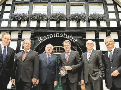 Diskutierten &uuml;ber Soziale Marktwirtschaft: (von links) Rainer Backenk&ouml;hler, Georg Litmathe (Verbandsdirektoren Genossenschaftsverband), Hans Tietmeyer, Lambert Meyer, Ludger Preun (Vorstand AGVR) und Harald Lesch (Gesch&auml;ftsf&uuml;hrer AGVR)