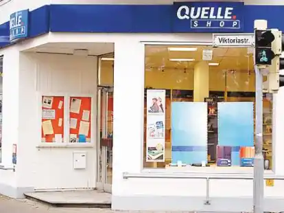 Noch h&auml;ngt  ein Quelle-Schild an  dem Laden an der Viktoriastra&szlig;e. Bald k&ouml;nnte es ein anderes sein.