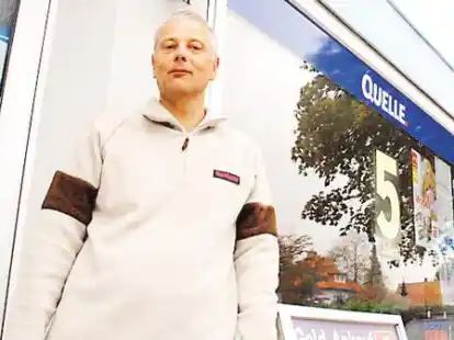 Noch ist ge&ouml;ffnet: Thomas Blumenthal vor der Quelle-Filiale am Trommelweg.