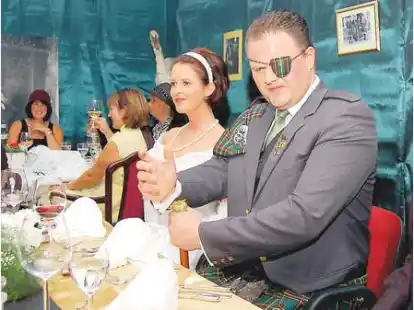 Eine Hochzeit mit T&uuml;cken: Fee Anthea Rickers und Holger Kromminga (Bild oben); J&uuml;rgen Reiners und Janka Reiners im Zwiegespr&auml;ch (rechts)