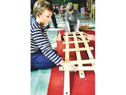 Ingenieure der Zukunft: Maximilian (8) und Jonas (9) bauen eine selbsttragende &bdquo;Leonardobr&uuml;cke&ldquo;.