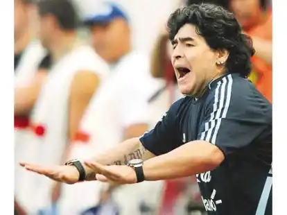 Diego Maradona nimmt das Tempo aus dem Spiel. W&auml;hrend sich der 48-J&auml;hrige in Italien erholt, wurde Carlos Bilardo (kleines Bild) zum Interims-Trainer berufen.