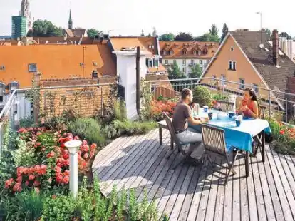 Luftige Oase: Flachd&auml;cher sind ideal daf&uuml;r geeignet, einen klassischen Dachgarten inklusive Freiluft-Sitzplatz darauf anzulegen.