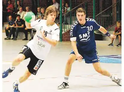 Die A-Jugend des TV Neerstedt (wei&szlig;es Trikot) verlor knapp gegen GIW Meerhandball.