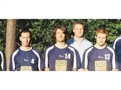 Freuen sich auf die neue Saison: TSG-Trainer Henning Sohl (4. von links) und die TSG-Zug&auml;nge (von links) Helge Voigt, Marco Kirschen, Fabian Knieling, Sebastian Rabe und Bj&ouml;rn Schilke